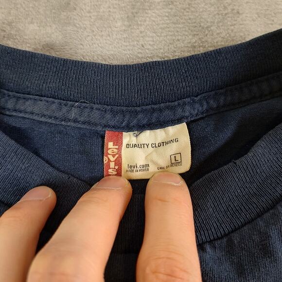 VTG Y2K Levis "Red white & Levis" distressed casual tshirt mens Large - Picture 4 of 8